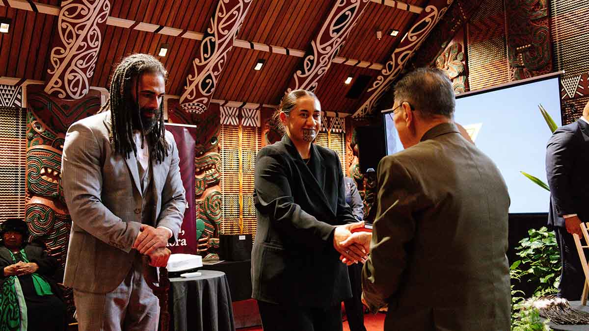 Wā tuku taonga. Te Arikinui Kuini Nga wai hono i te po is presented with a gift at the launch.